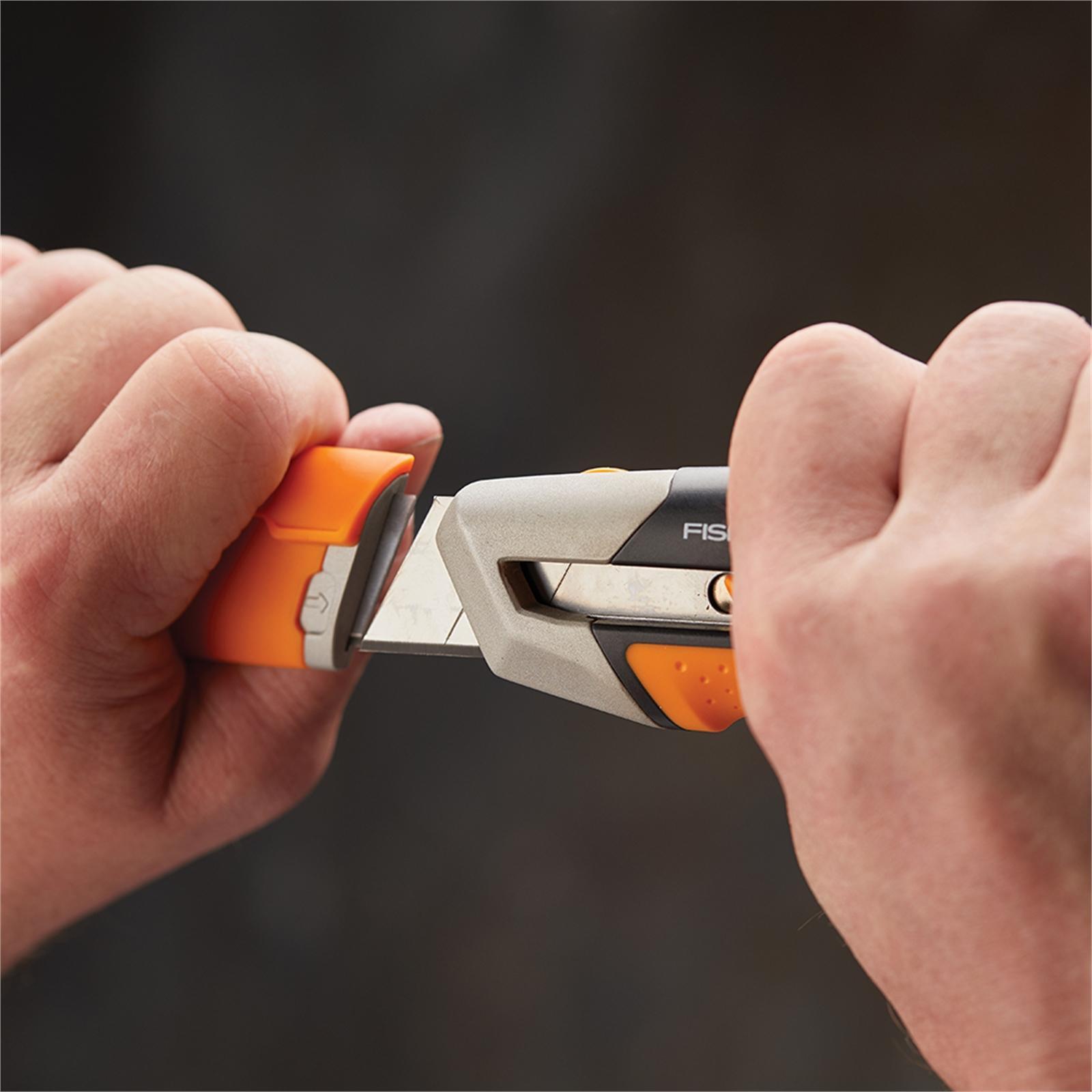 Fiskars 25mm Pro CarbonMax Snap Off Knife Bunnings Australia